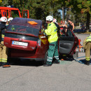 Räddningstjänsten visar hur det går till att lyfta bort taket på en bil
