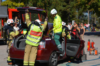 Räddningstjänsten visar hur det går till att lyfta bort taket på en bil för att kunna plocka ut skadade