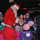 Tomten delar ut godis till alla barn som hjälpt till att dansa ut julen